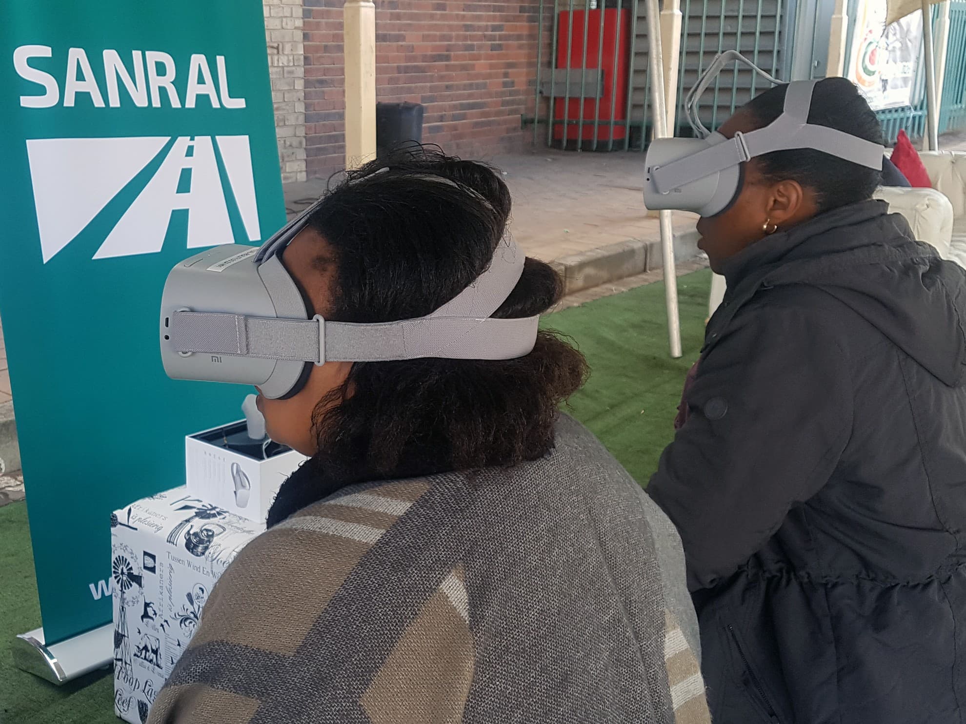 Early morning setup and initial participants in Vryburg