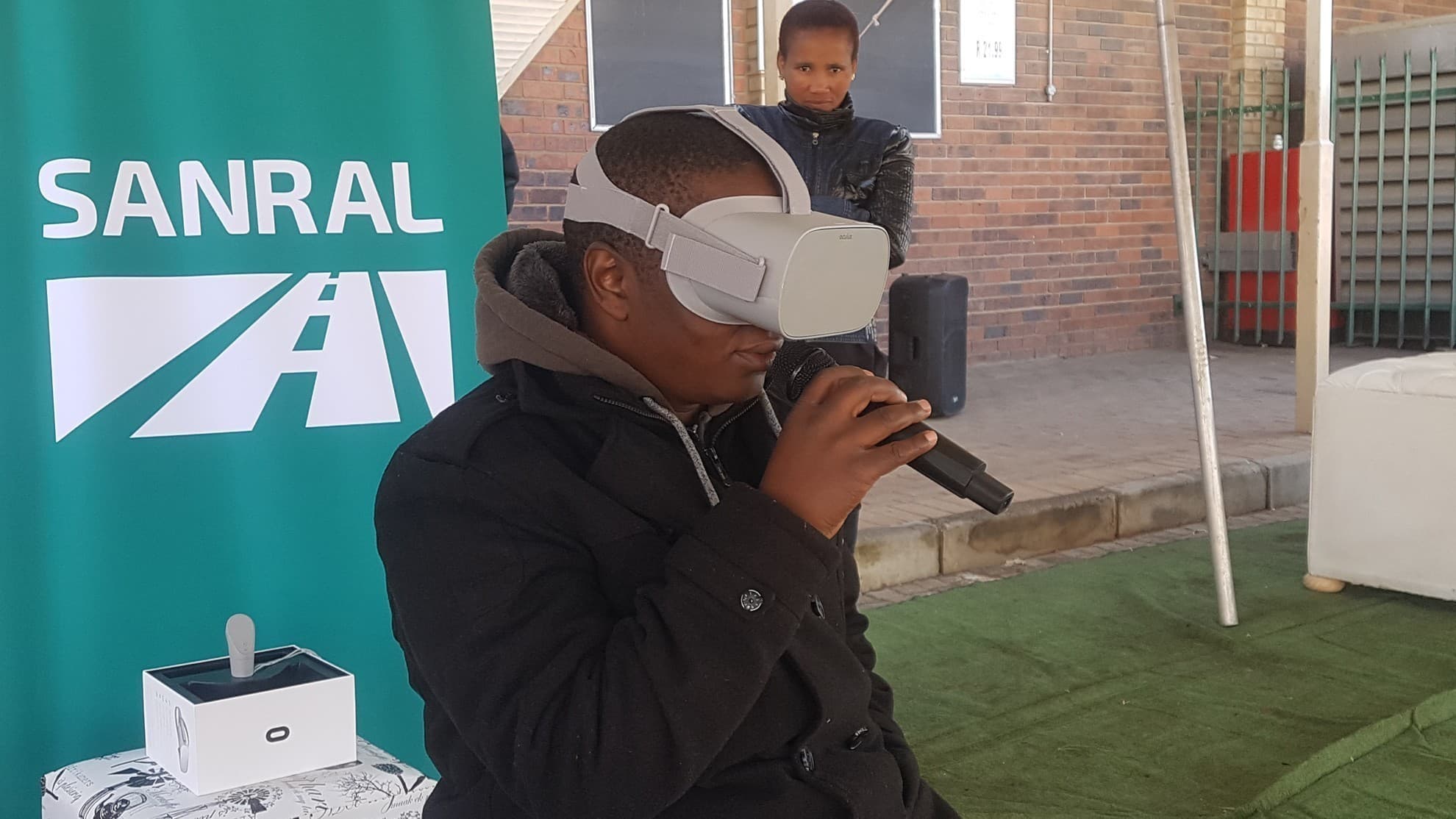 Crowd gathered around the SANRAL mobile VR station