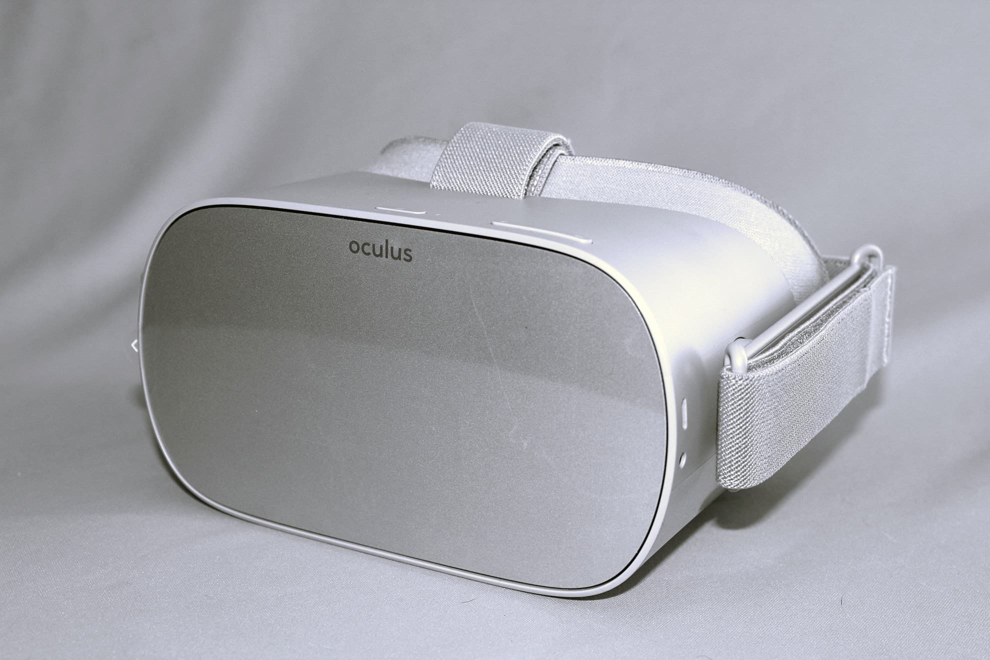 Oculus Go headset and equipment — view 4