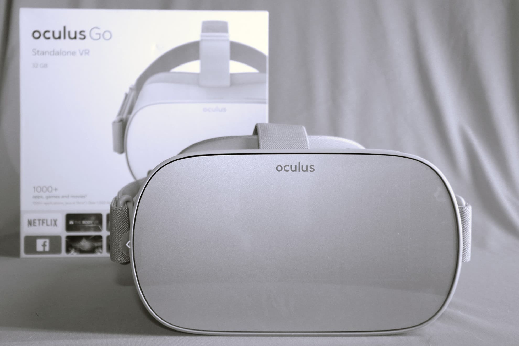Oculus Go headset and equipment — view 2