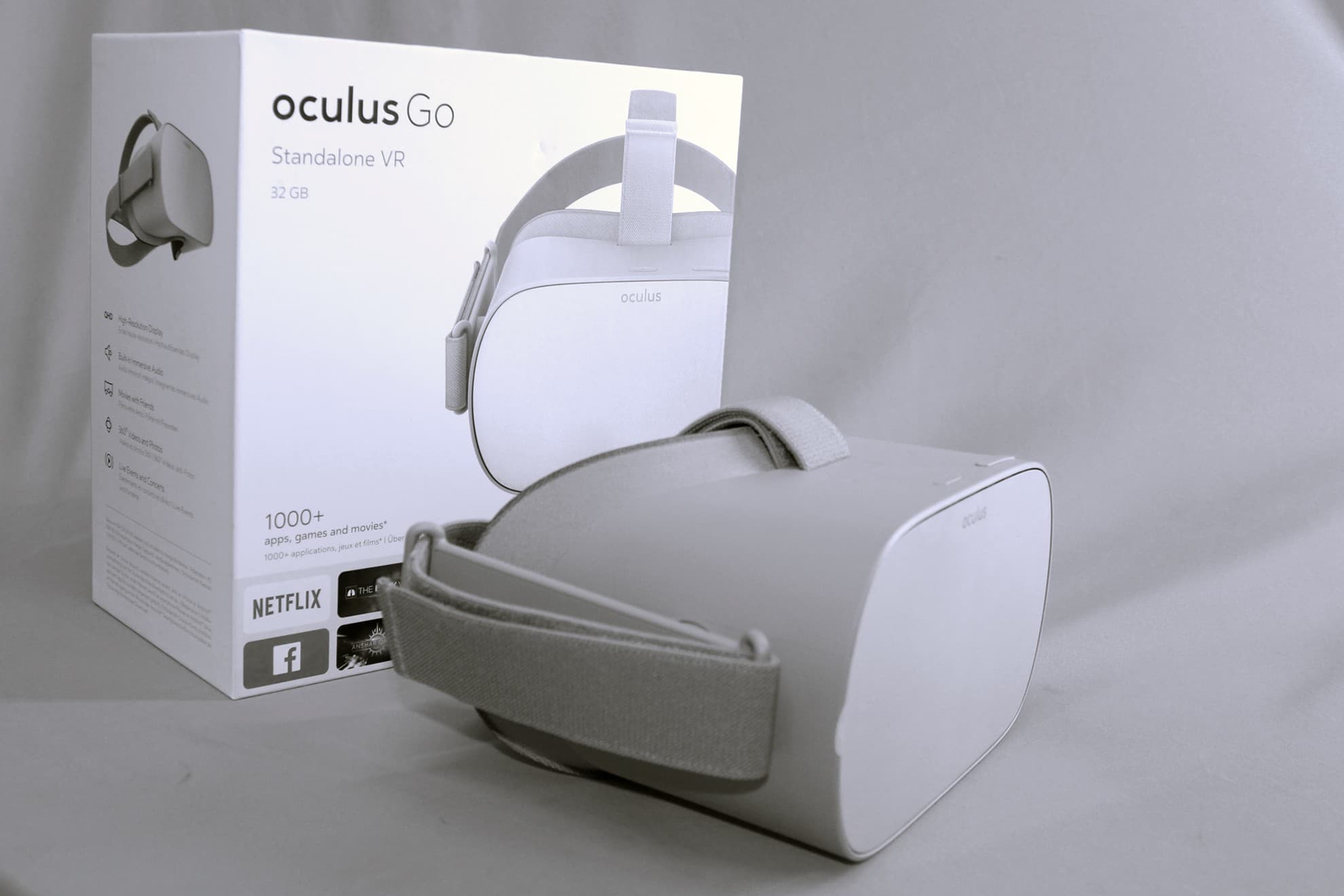 Oculus Go standalone virtual reality headset and equipment package