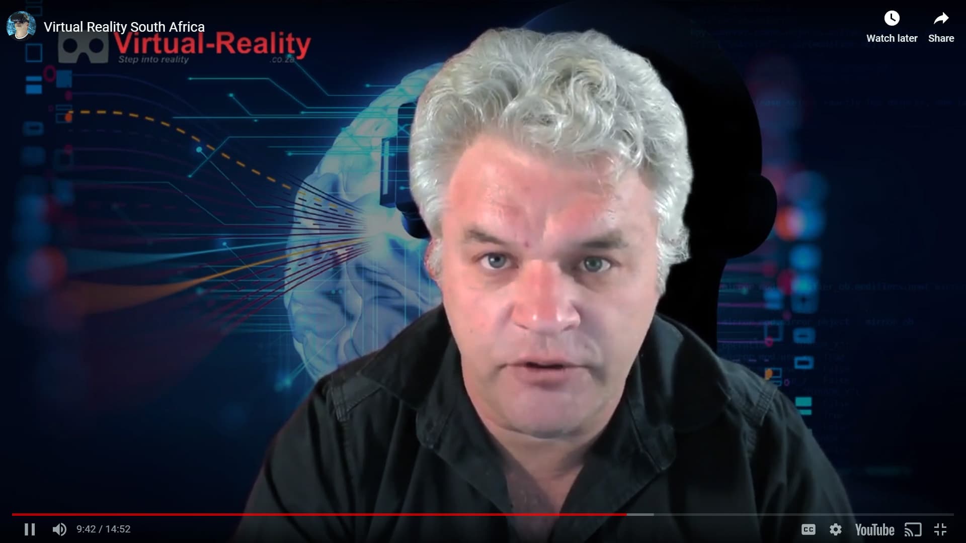 Gerald Ferreira presenting a talk about virtual reality, the metaverse and e-commerce